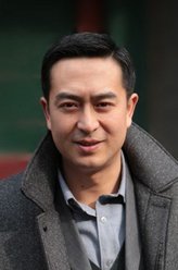 张晓龙（张嘉译饰演）
