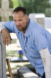 约翰·阿布鲁兹（彼得·斯多马瑞饰演）