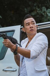 阿春（陈小春饰演）