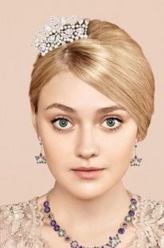 Dakota Fanning（达科塔·范宁饰演）