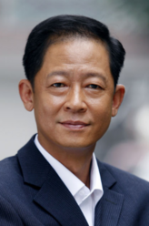 丁元英（王志文饰演）